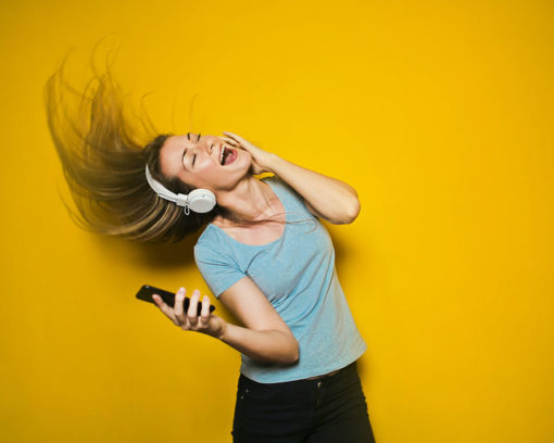 Mulher escutando musica
